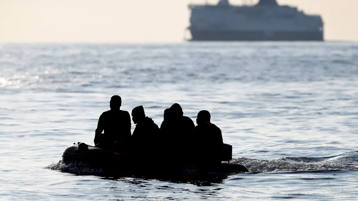 Migrantes atravessam o Canal da Mancha em direção ao Reino Unido.