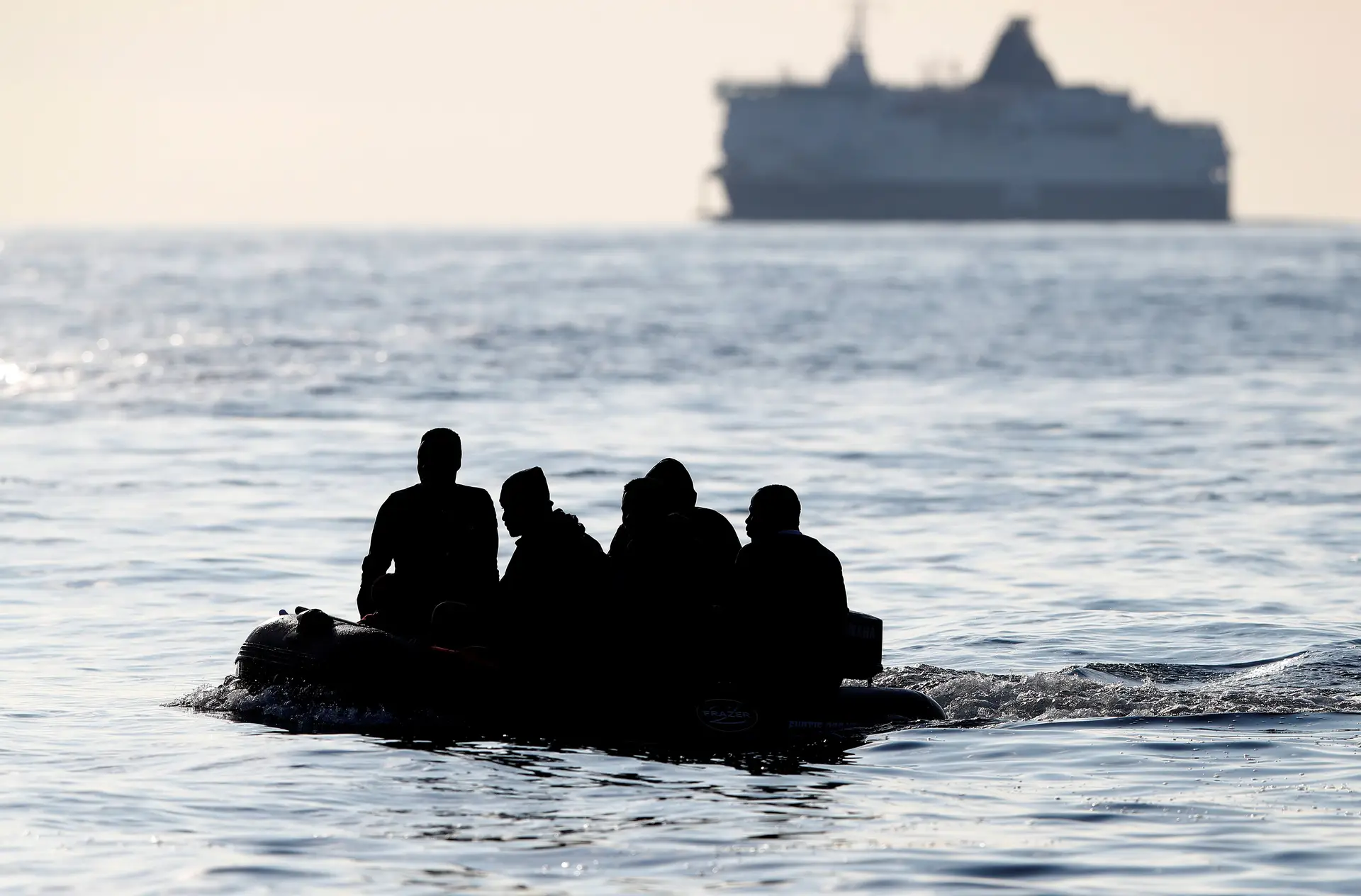 Migrantes atravessam o Canal da Mancha em direção ao Reino Unido.