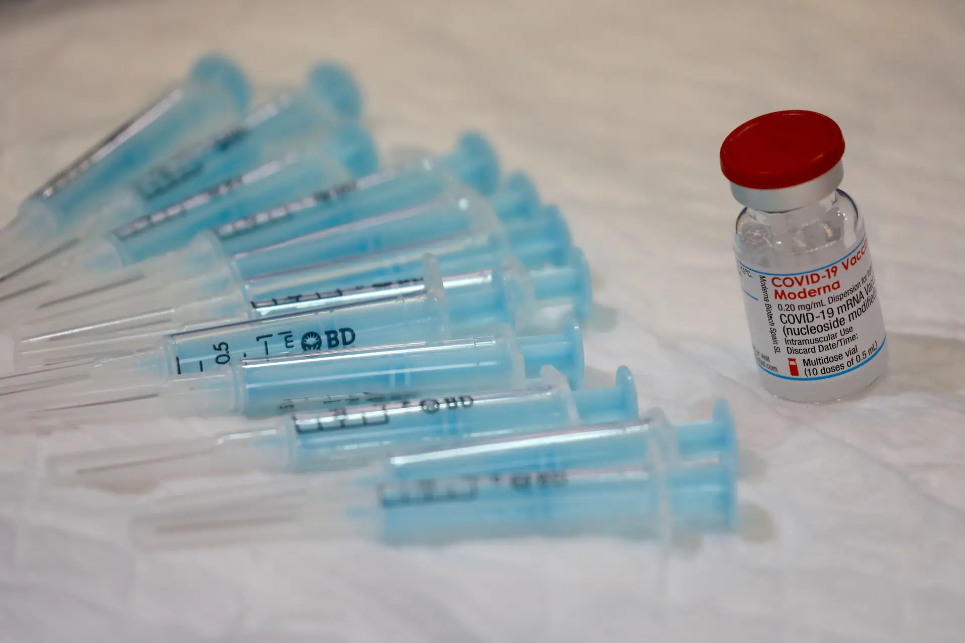 Covid-19. Moderna admite que será necessária terceira dose da vacina ainda este ano