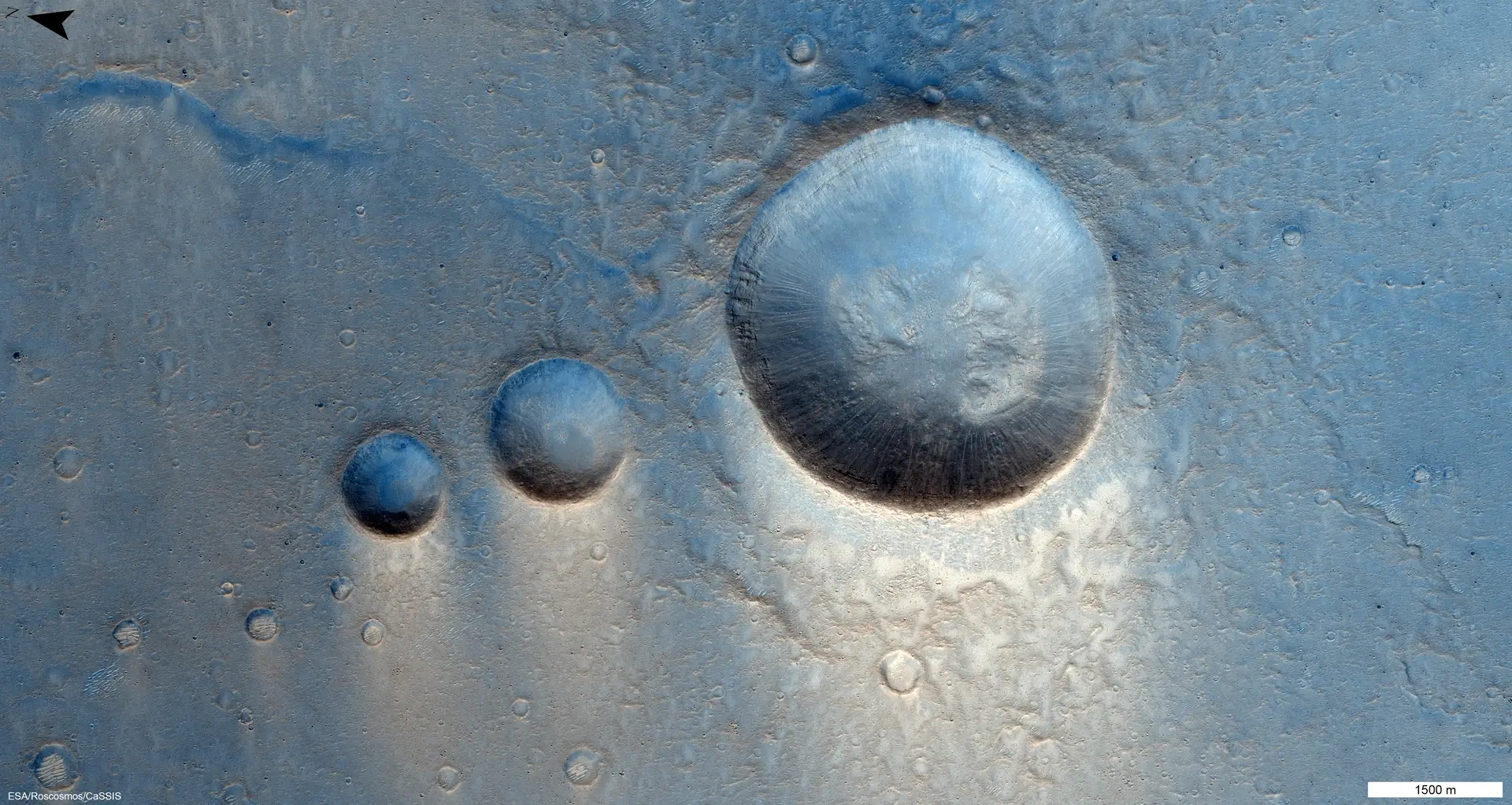 Esta imagem da superfície de Marte foi tirada a 22 de março de 2021 na região de Lunae Planum pela câmara CaSSIS a bordo da sonda da ESA-Roscosmos ExoMars Trace Gas Orbiter (TGO). Esta região está coberta por grandes depósitos de lava, provavelmente dos vulcões Tharsis Montes, explica a ESA.