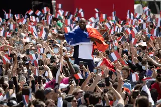 Milhares nas ruas de Paris para festejar passagem da tocha olímpica