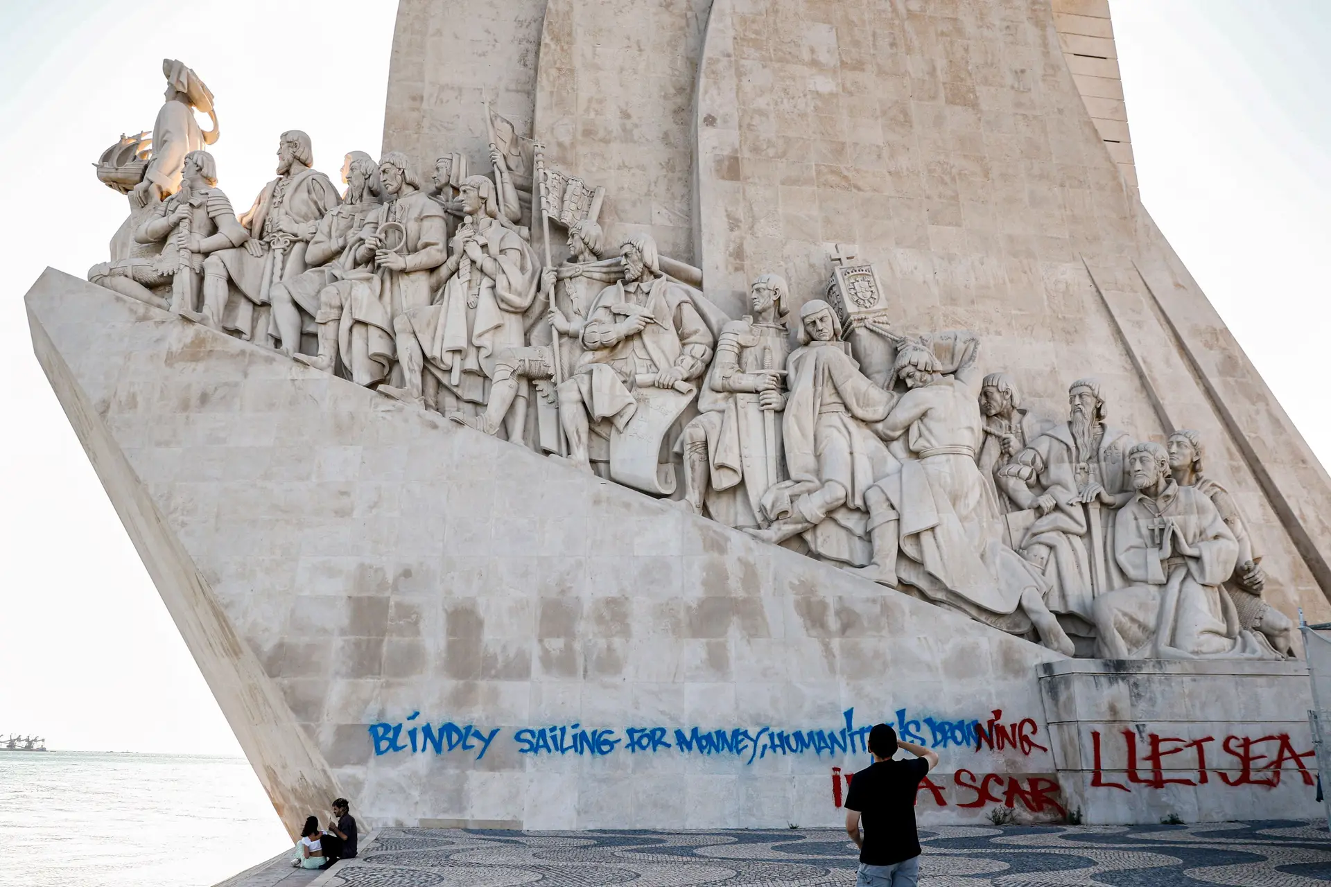 Polícia Judiciária está a investigar grafiti no Padrão dos Descobrimentos