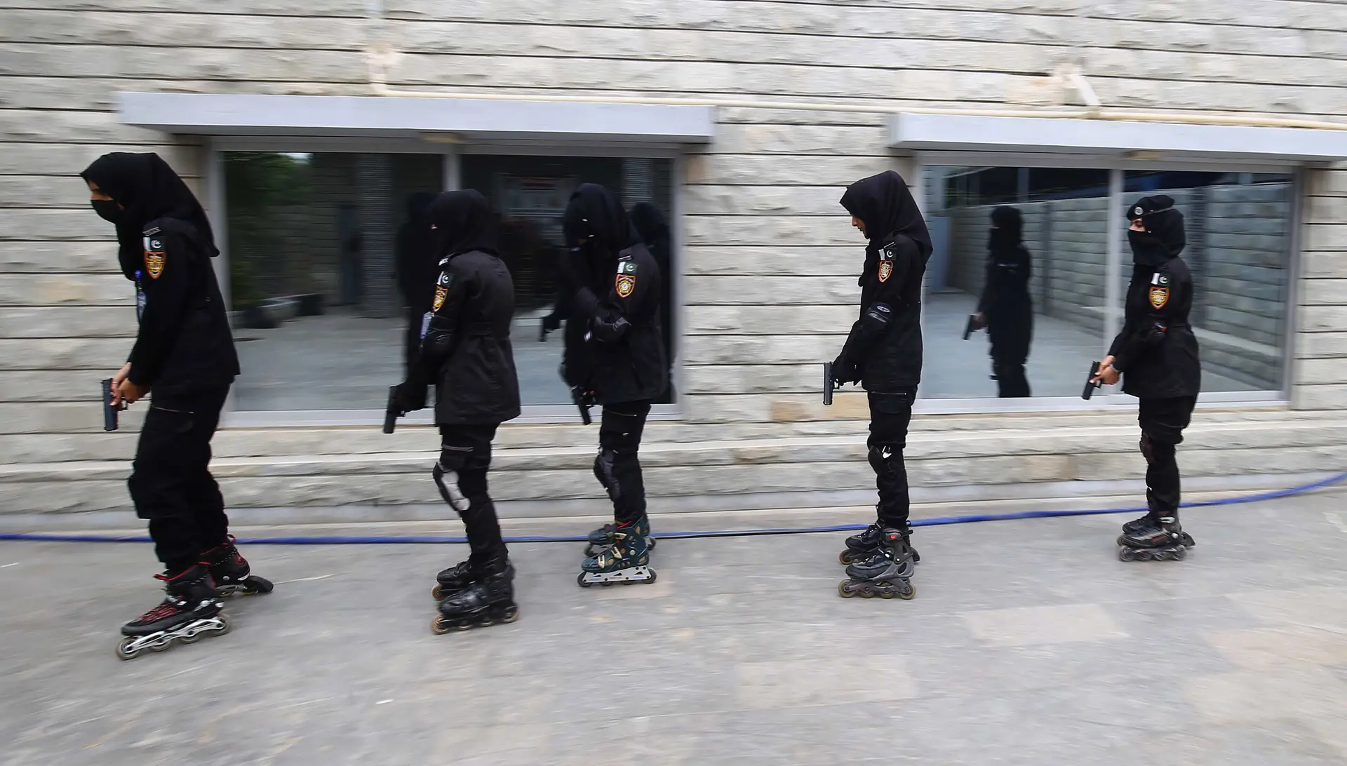 Unidade de polícias de patins em linha da Polícia de Sindh, em Carachi, no Paquistão.