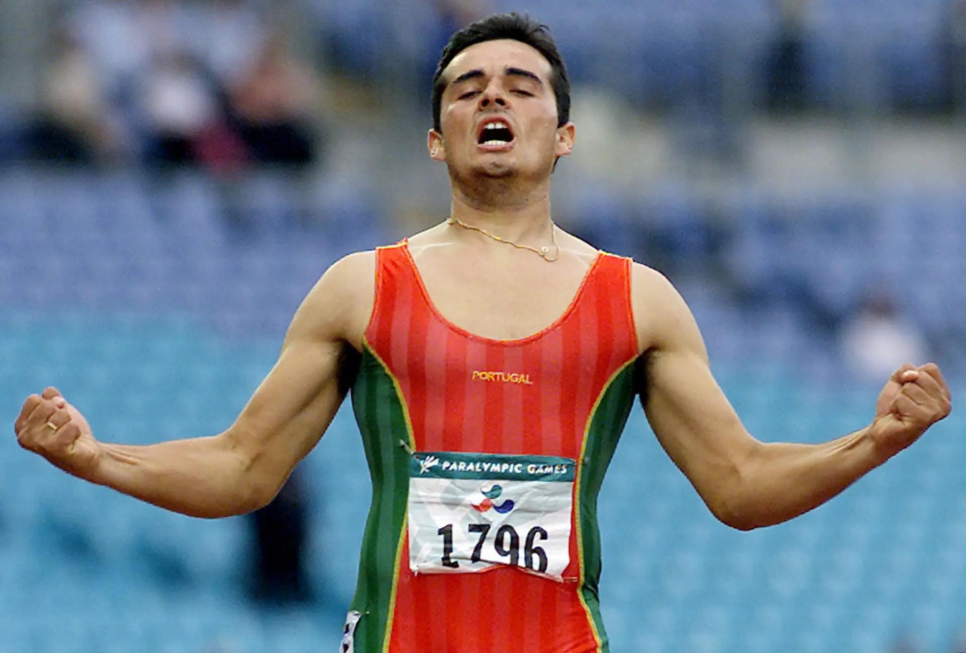 O atleta Gabriel Potra celebra depois de ter conquistado a medalha de ouro na prova de atletismo 200m T12 nos Jogos Paralímpicos de Sydney.