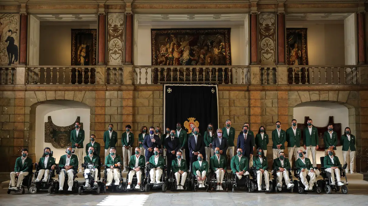 O Presidente da República, Marcelo Rebelo de Sousa (C), acompanhado pelos atletas paralímpicos durante a cerimónia de despedida da Missão Paralímpica de Portugal aos Jogos Olímpicos Tóquio 2020, no Picadeiro Real, Antigo Museu Nacional dos Coches, em Lisboa.