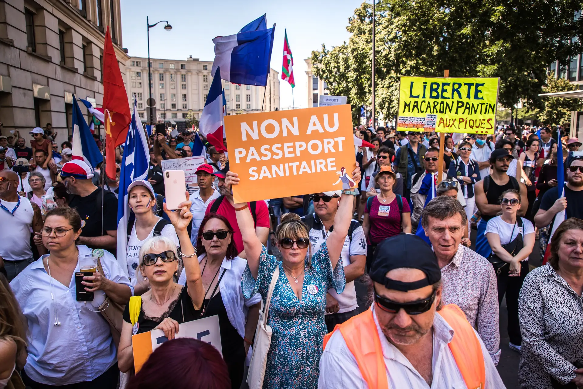 Milhares de franceses protestam contra "ditadura" do certificado de saúde