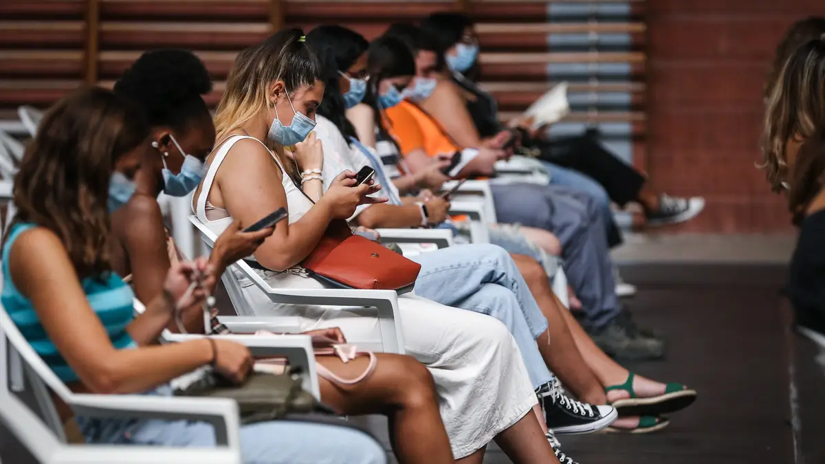 Adolescentes no Centro de Vacinação de Loures durante o fim de semana de vacinação de jovens de 16 e 17 anos, no Pavilhão António Feliciano Bastos, em Loures