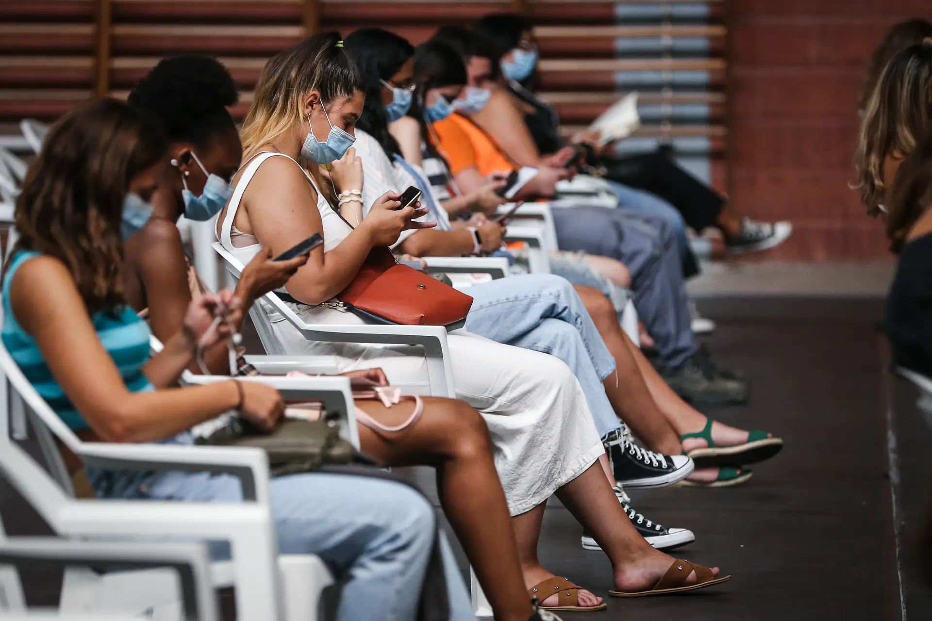 Adolescentes no Centro de Vacinação de Loures durante o fim de semana de vacinação de jovens de 16 e 17 anos, no Pavilhão António Feliciano Bastos, em Loures