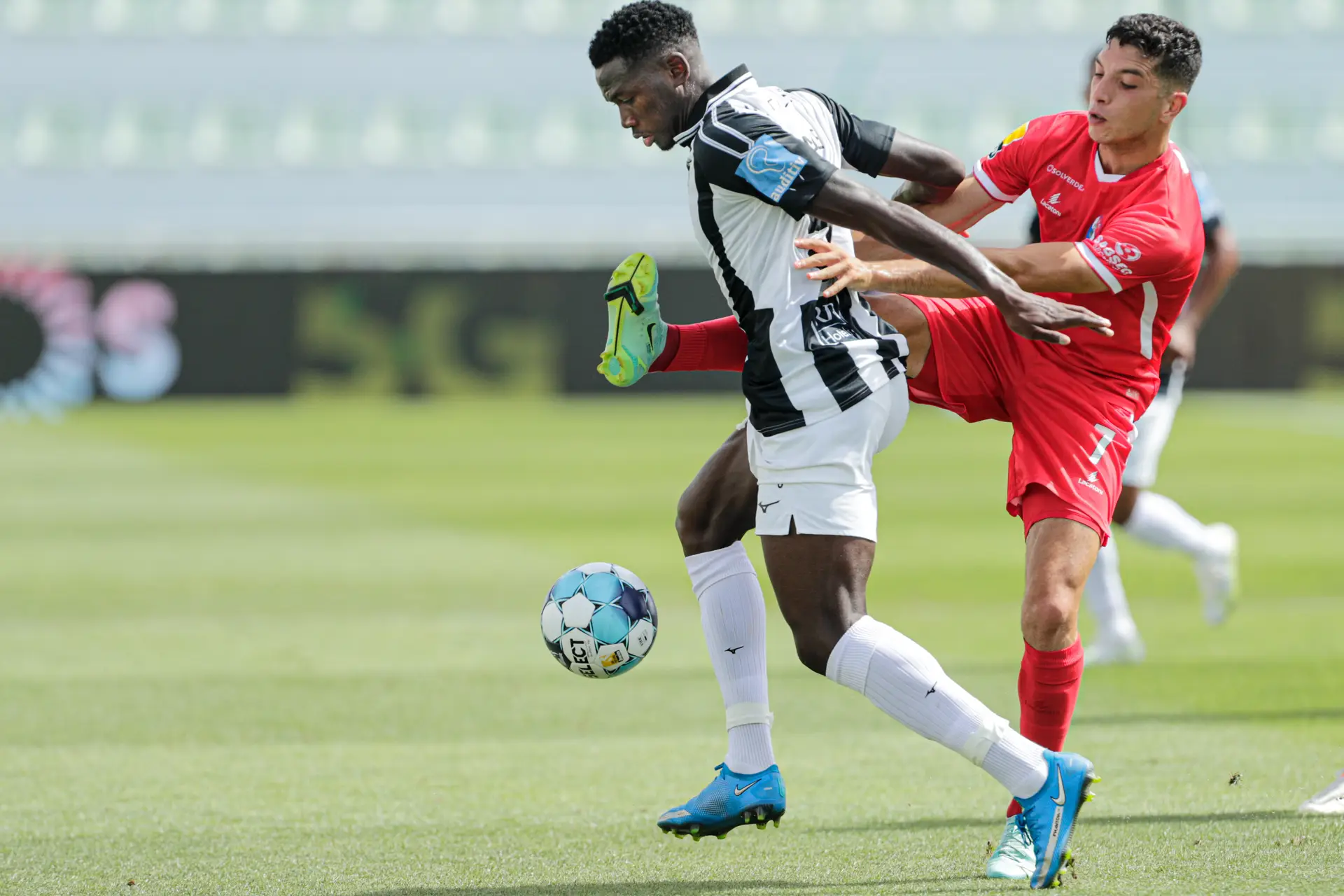 O jogador do Portimonense Fali Cande disputa a bola com o jogador do Gil Vicente Biel durante o jogo da 2º. jornada da Primeira Liga de futebol, disputado no estádio do Portimonense, em Portimão.