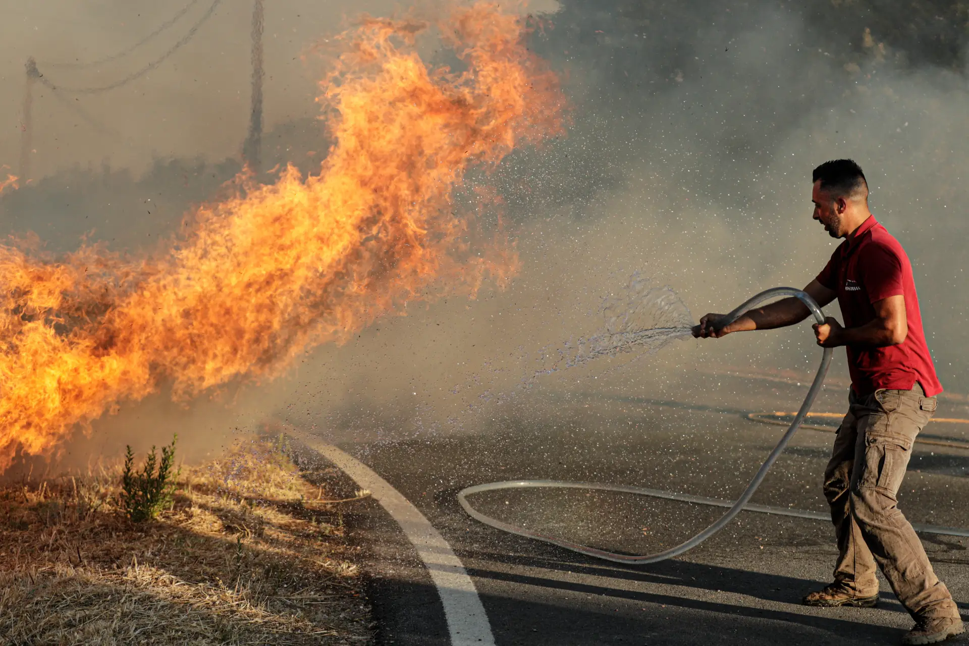 Incêndio em Castro Marim. Prioridade dos bombeiros é travar expansão do fogo a sul
