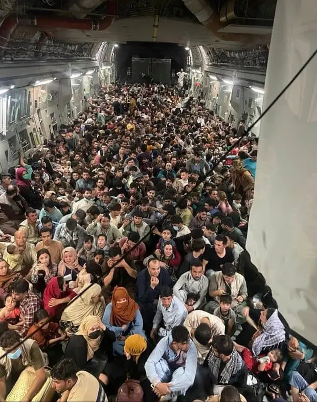 Afeganistão. Avião militar bate recorde ao transportar 823 pessoas de Cabul para os EUA