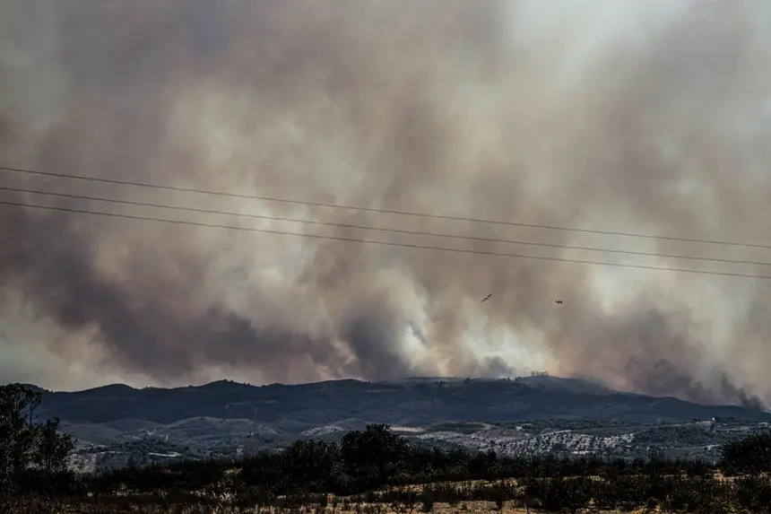 Incêndio em Castro Marim mobiliza mais de 600 bombeiros ...