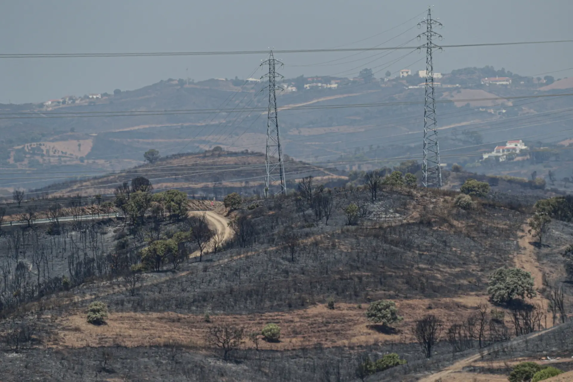 Incêndio Castro Marim. Bombeiros fazem consolidação da extinção de fogo