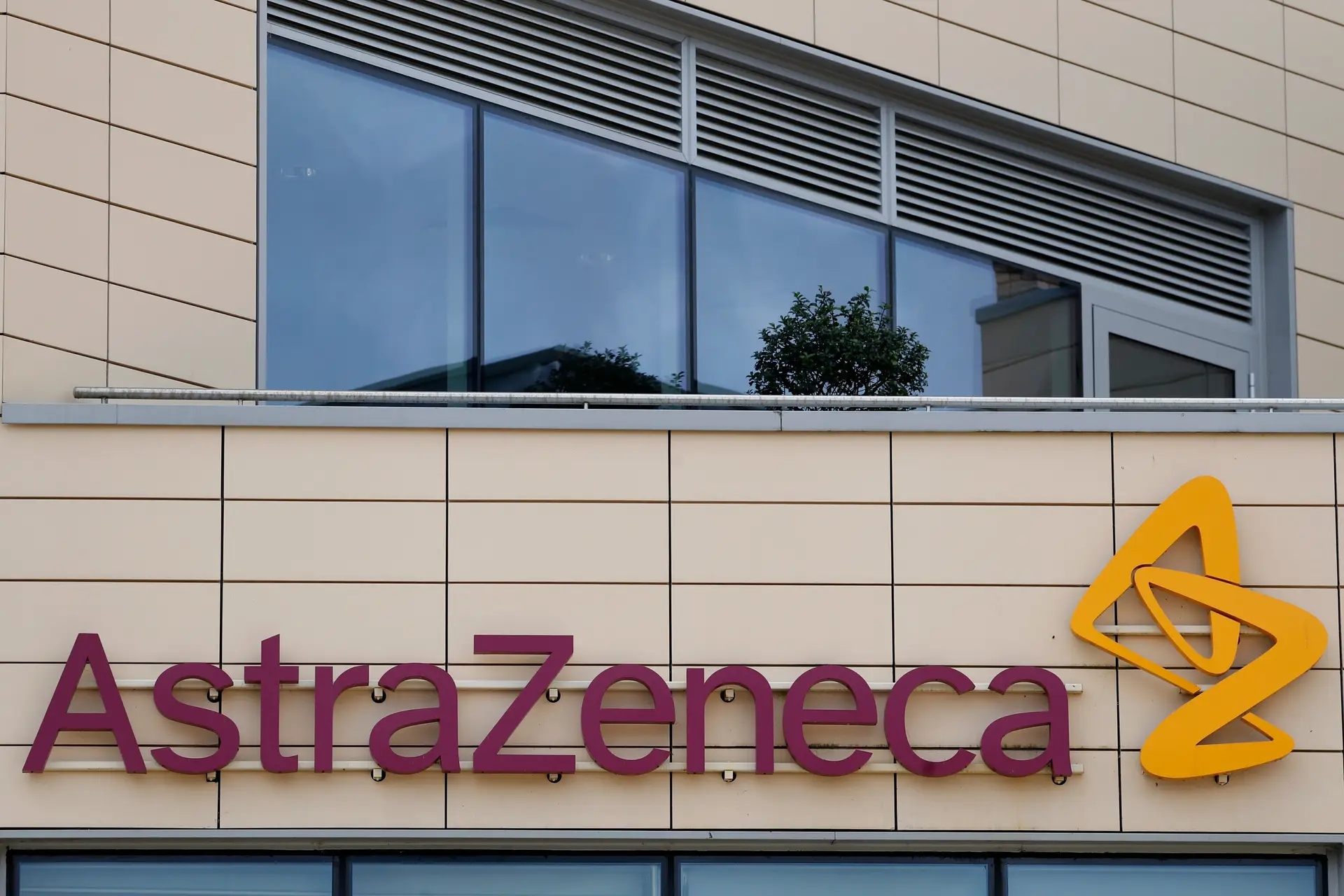 AstraZeneca anuncia tratamento contra a covid-19 com eficácia de 77%