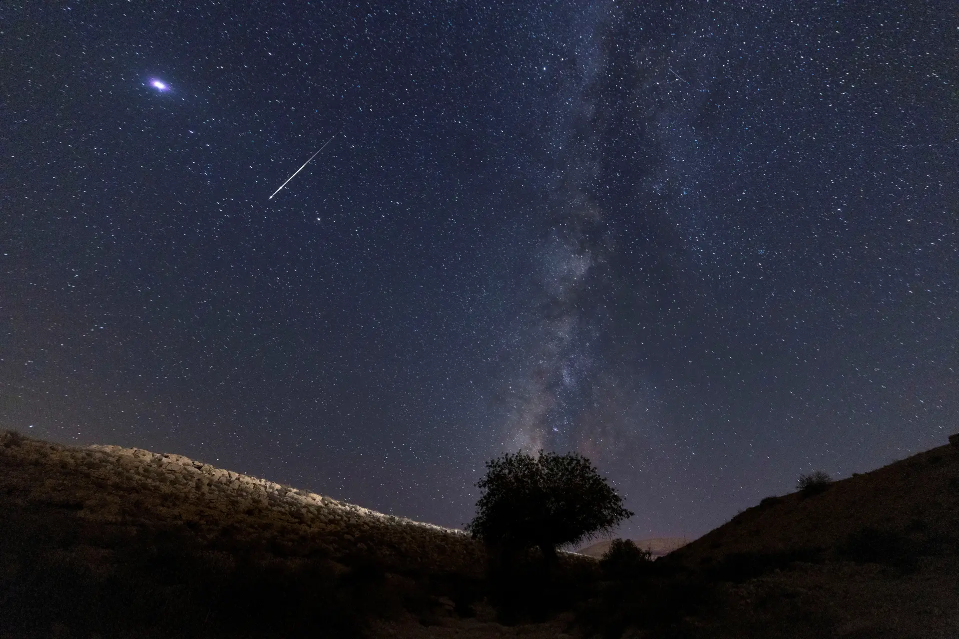 Um meteoro durante a chuva anual de meteoros no Deserto de Negev, no sul de Israel.