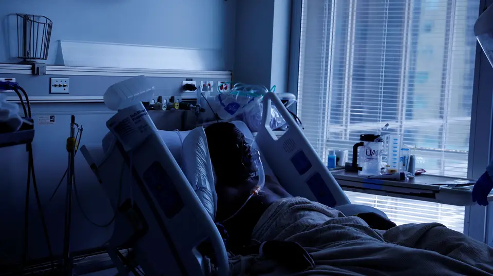 Um doente infetado com covid-19 internado em Little Rock, Arkansas, Estados Unidos.
