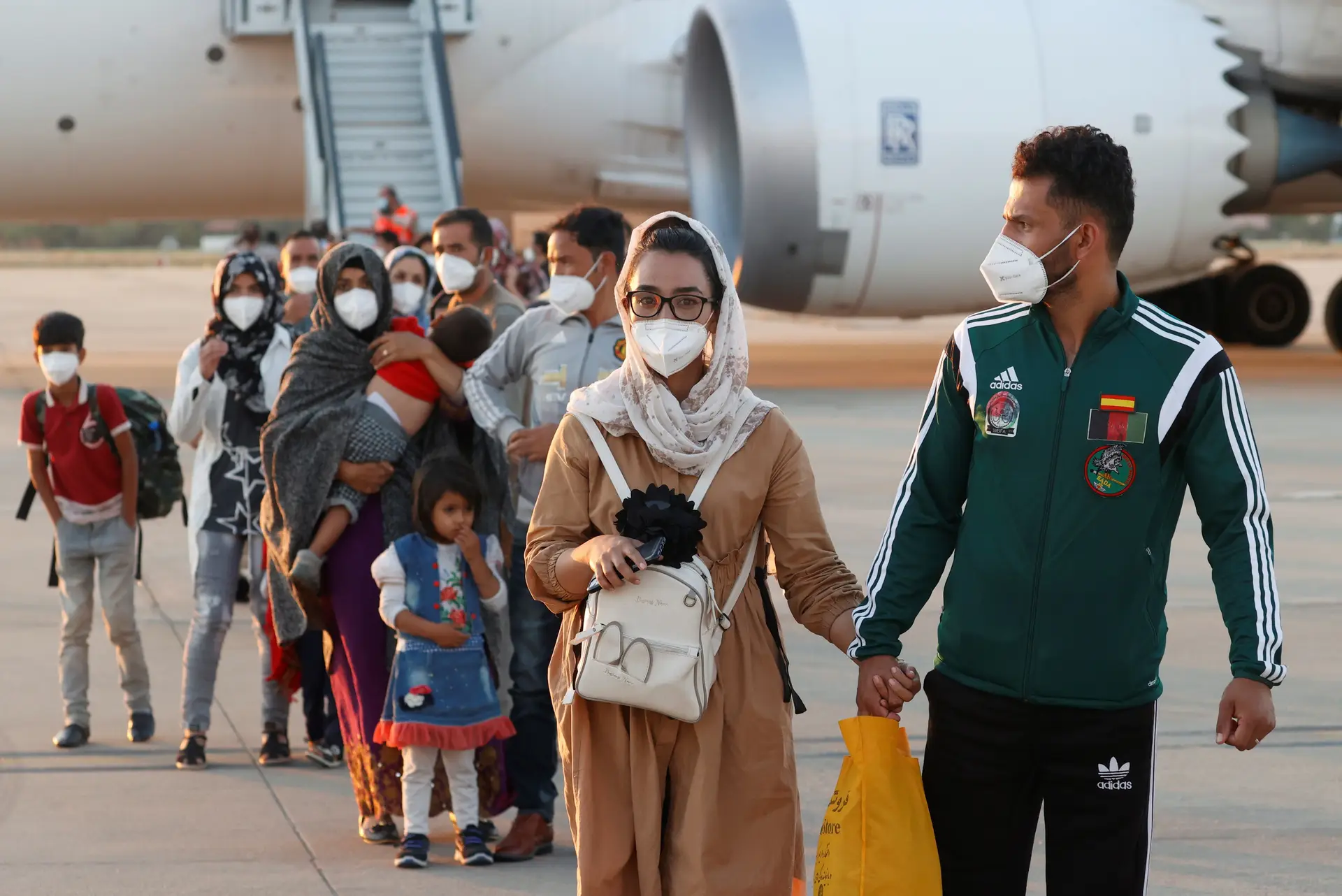 Afeganistão. Espanha recebe 148 refugiados afegãos e França 99