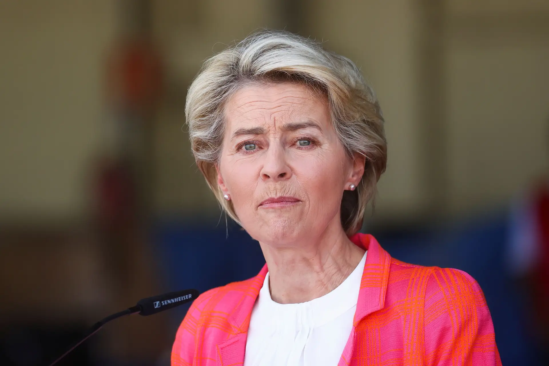 Afeganistão. UE defende que não "se pode dar nem um euro a quem não respeita direitos das mulheres"