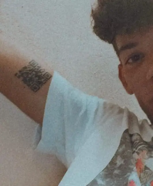 Jovem italiano tatua código do certificado digital covid-19 no braço