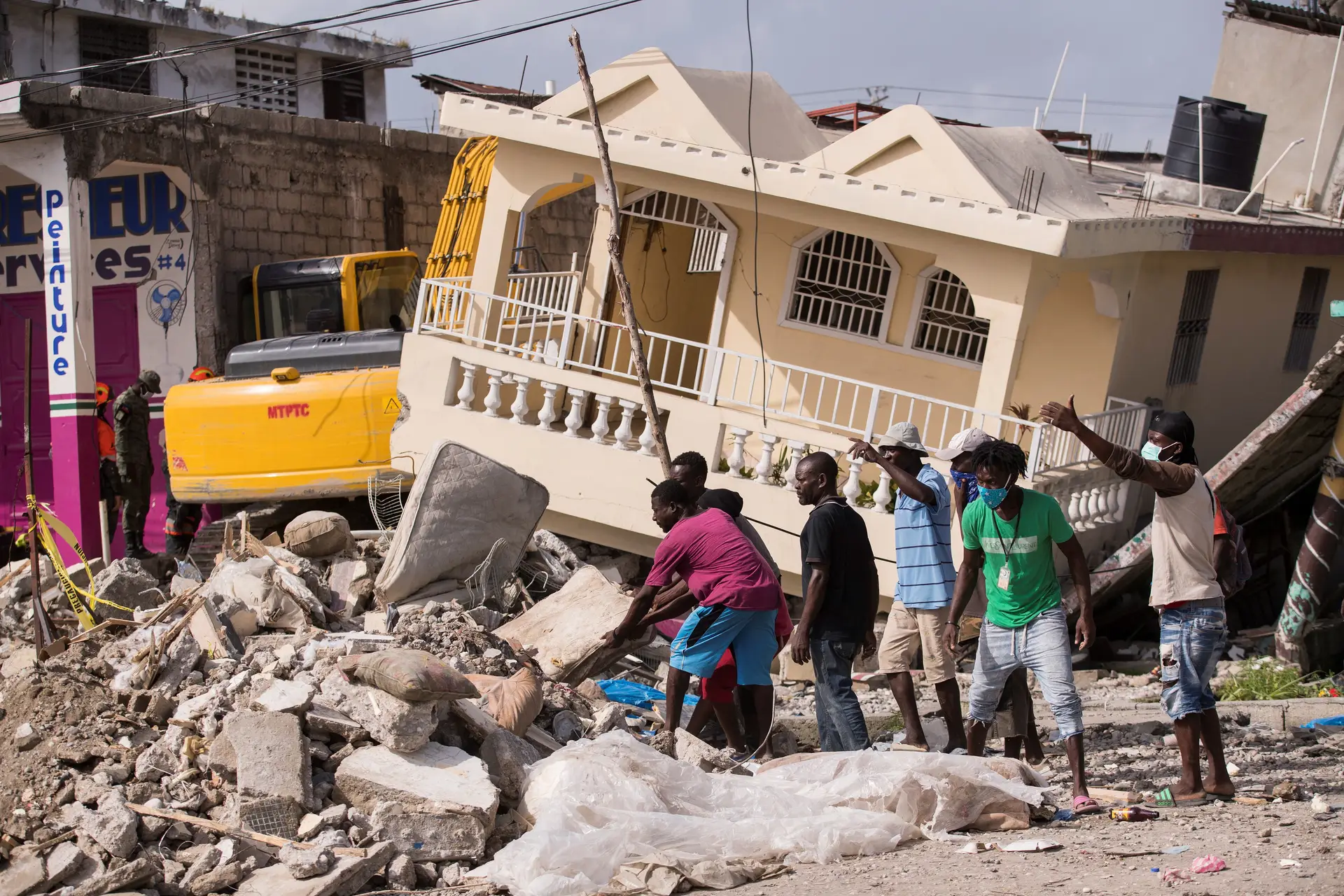 Uma semana depois do sismo, Haiti desespera para encontrar sobreviventes