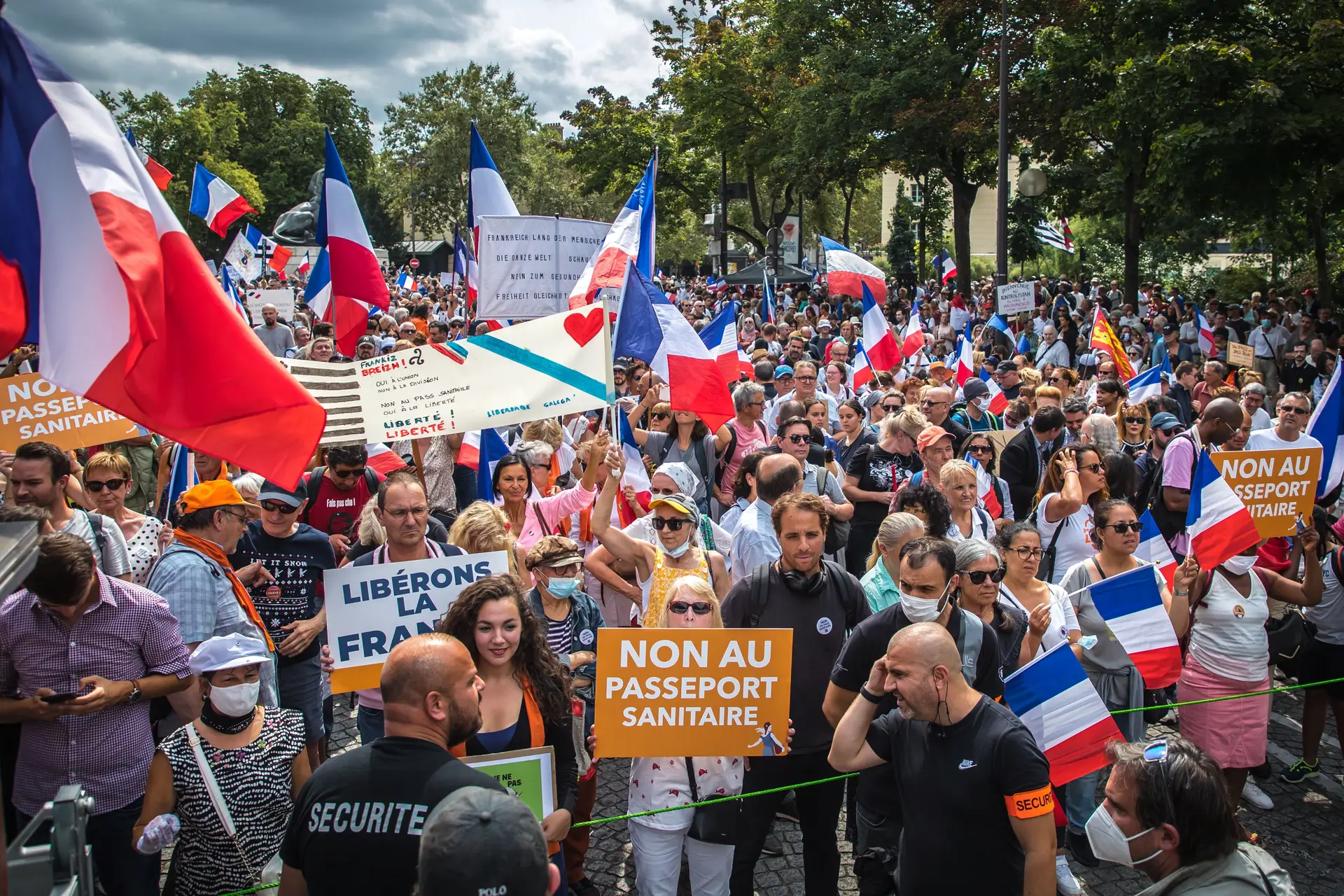 Franceses saem à rua pela 8.ª semana consecutiva contra obrigatoriedade do passe sanitário