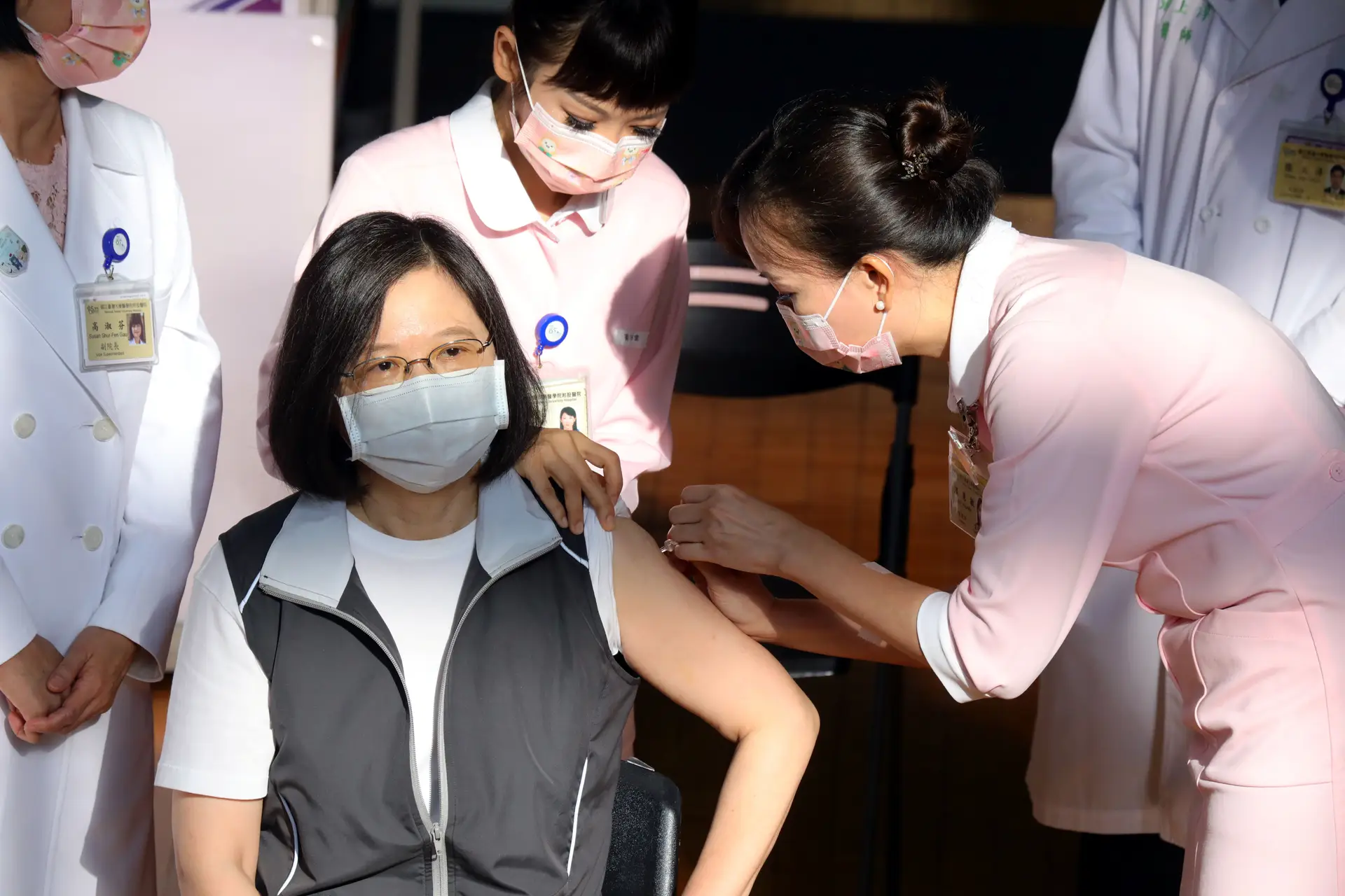 Líder de Taiwan, Tsai Ing-wen, recebe a vacina contra a covid-19 produzida pelo país