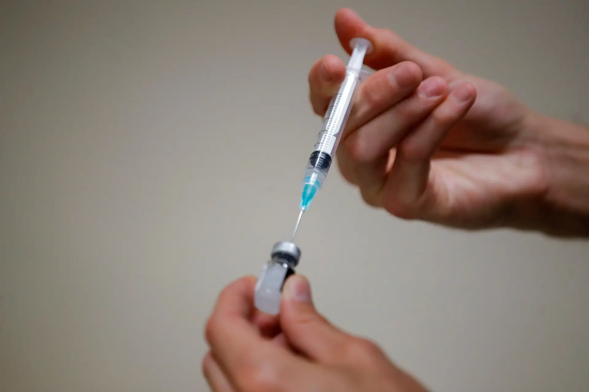 Aprovada terceira dose de vacina contra a covid-19 nos EUA para maiores de 65 anos e grupos de risco