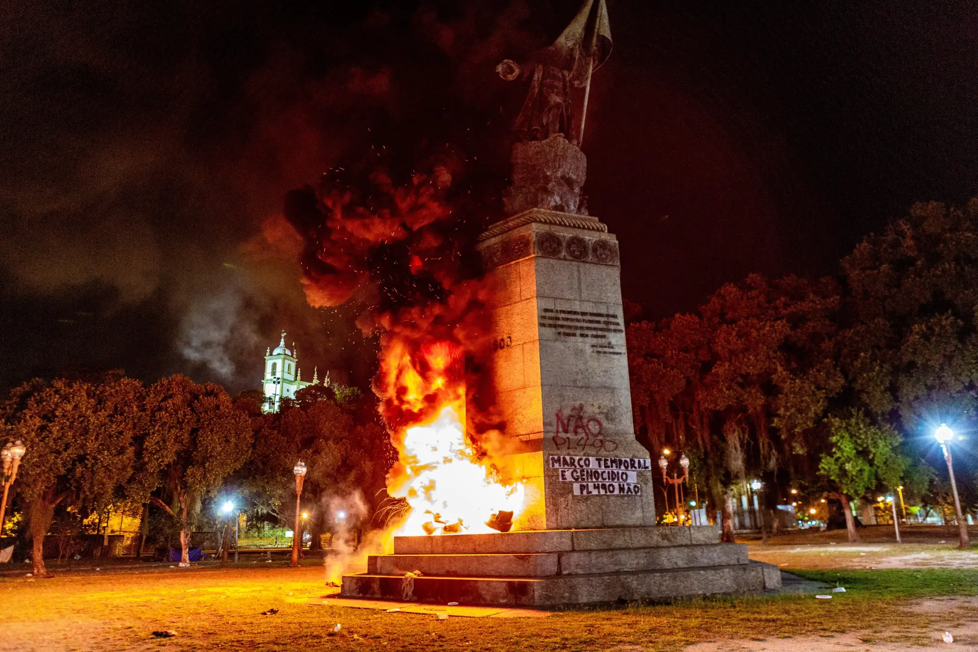 Estátua de Pedro Álvares Cabral incendiada no Rio de Janeiro em protesto