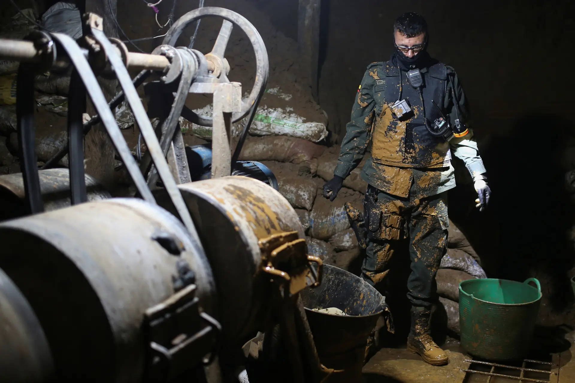 Um polícia inspeciona uma mina ilegal 
em Buritica, Colômbia.