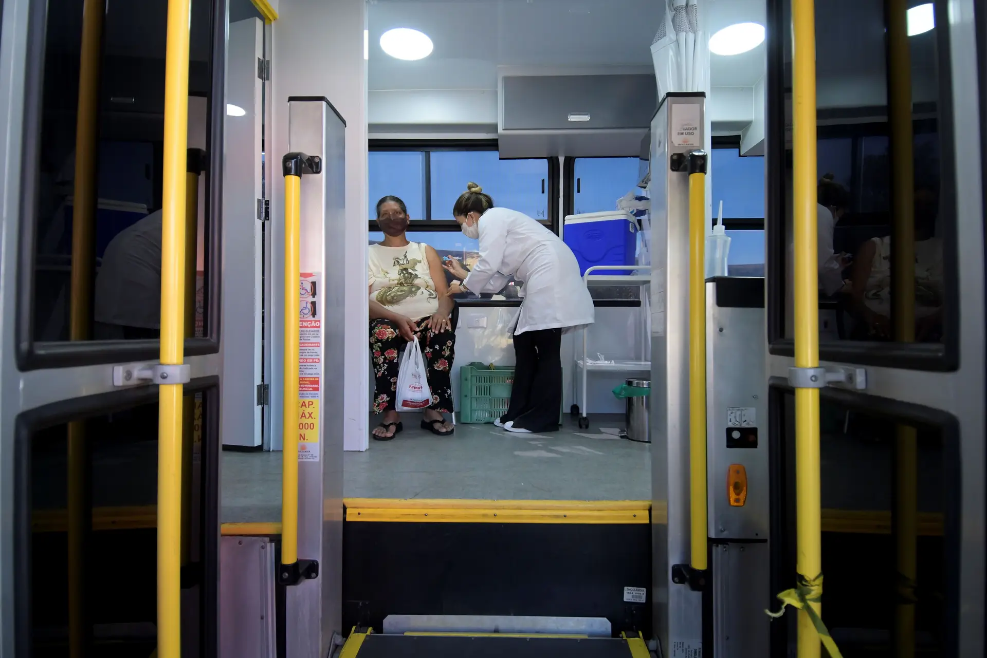 Covid-19. Brasil avança com terceira dose da vacina para idosos em setembro