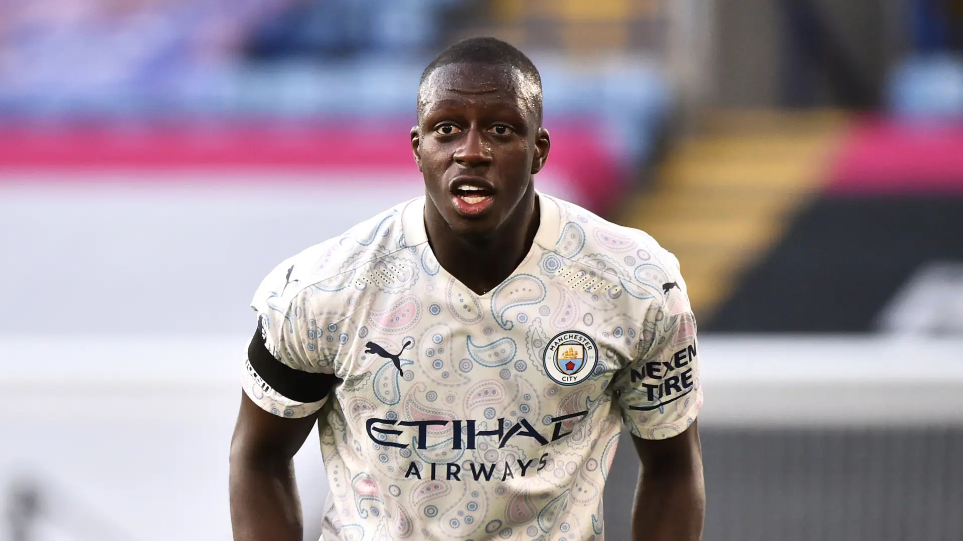 Jogador do Manchester City detido por alegados crimes de violação e agressão sexual