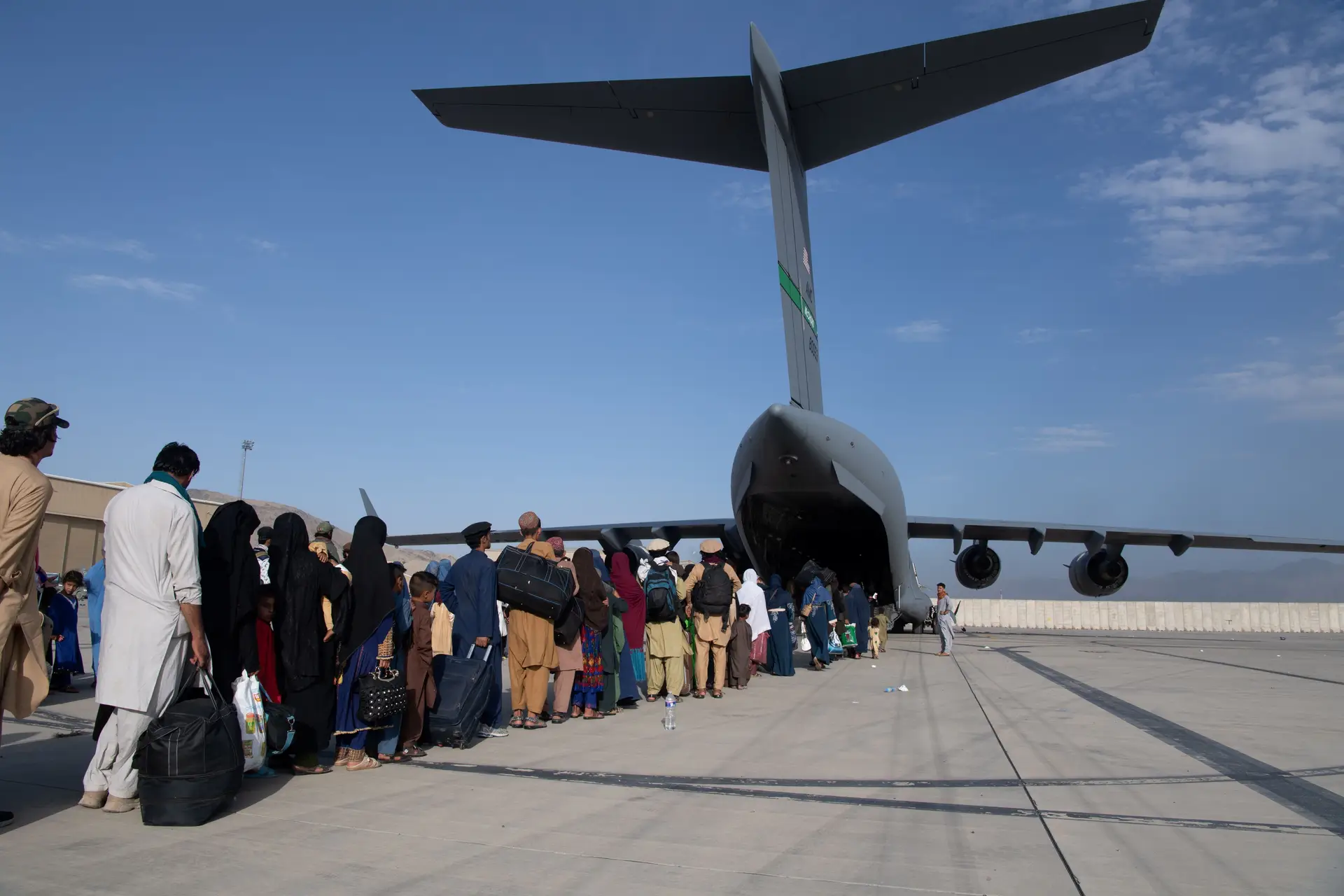 EUA pedem aos cidadãos norte-americanos para saírem do aeroporto de Cabul