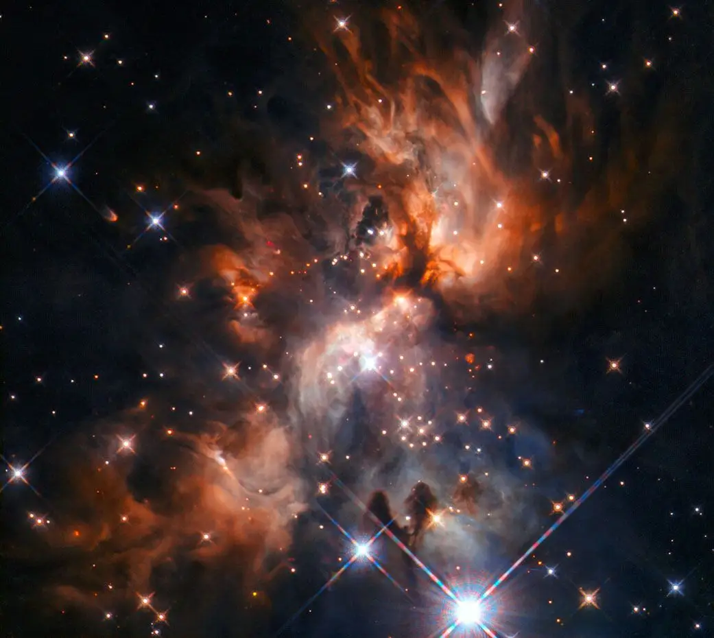É em vastas regiões de formação de estrelas como esta que se encontram pistas sobre a formação de nosso próprio sistema solar. Nesta imagem do telescópio espacial Hubble está AFGL 5180, um lindo berçário estelar localizado na constelação de Gémeos, com uma estrela a formar-se no centro.