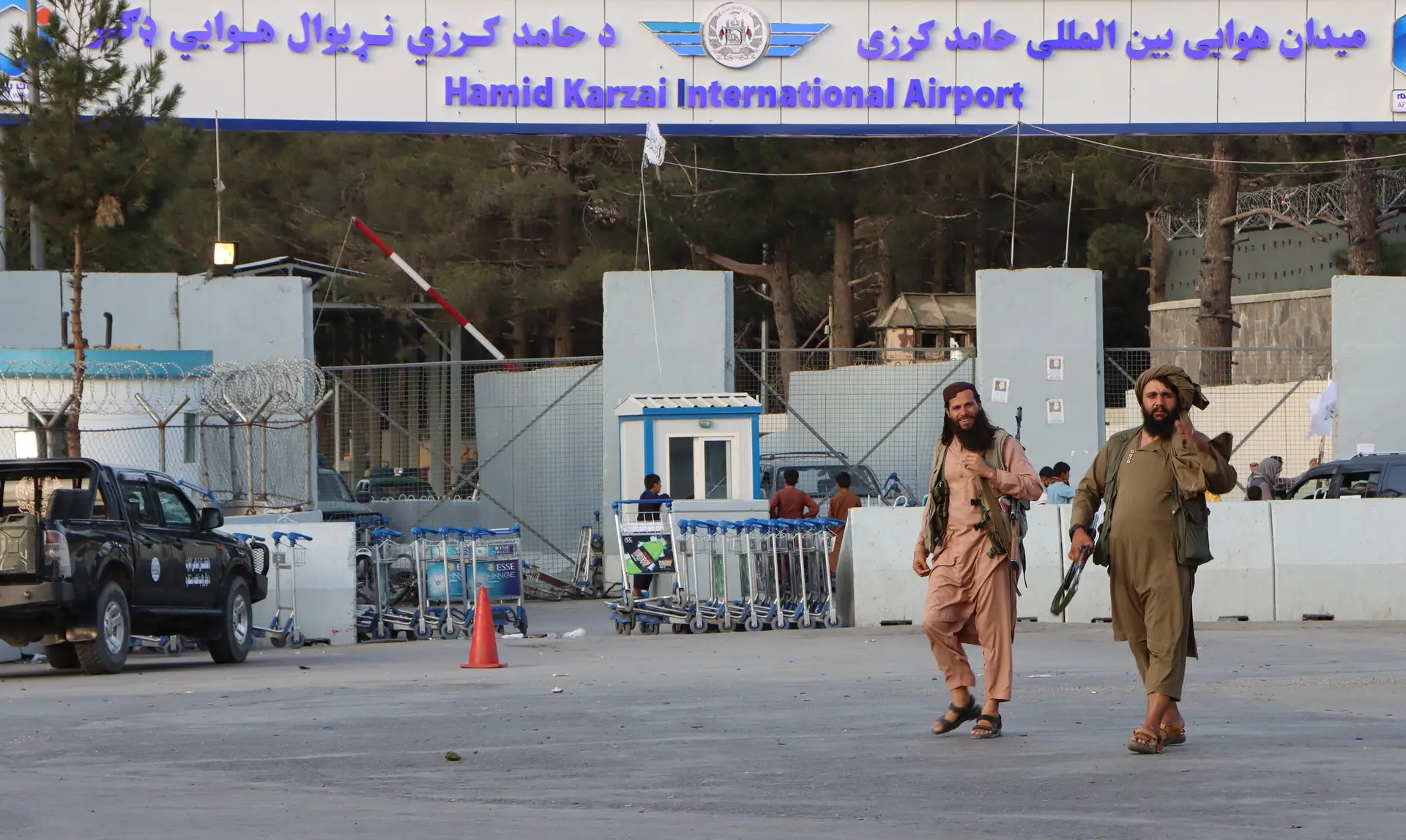 Talibãs patrulham o aeroporto Hamid Karzai