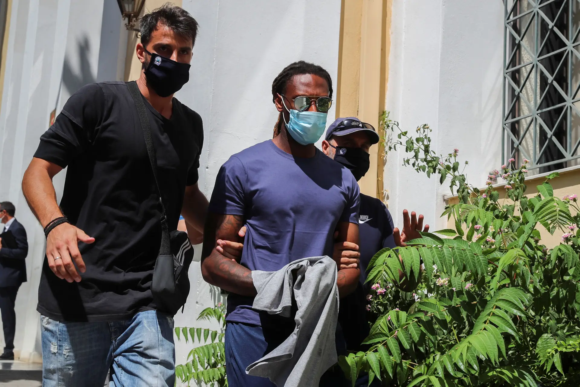 O jogador português Rúben Semedo deixa o gabinete do procurador grego, em Atenas, depois de ter sido detido por suspeitas de violação de uma menor de idade.