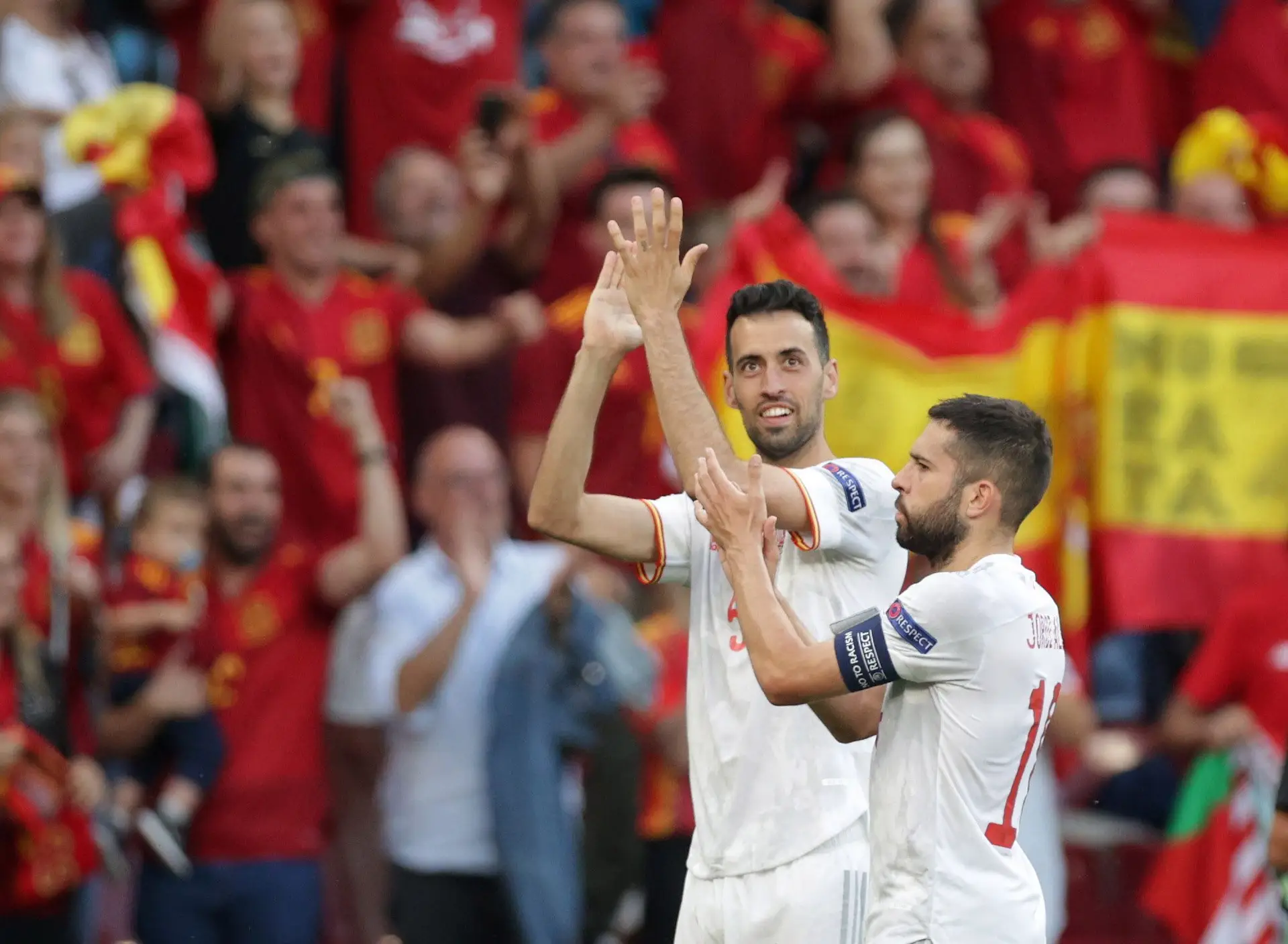 Busquets e Alba reduzem salário e permitem inscrição de Sergio Agüero