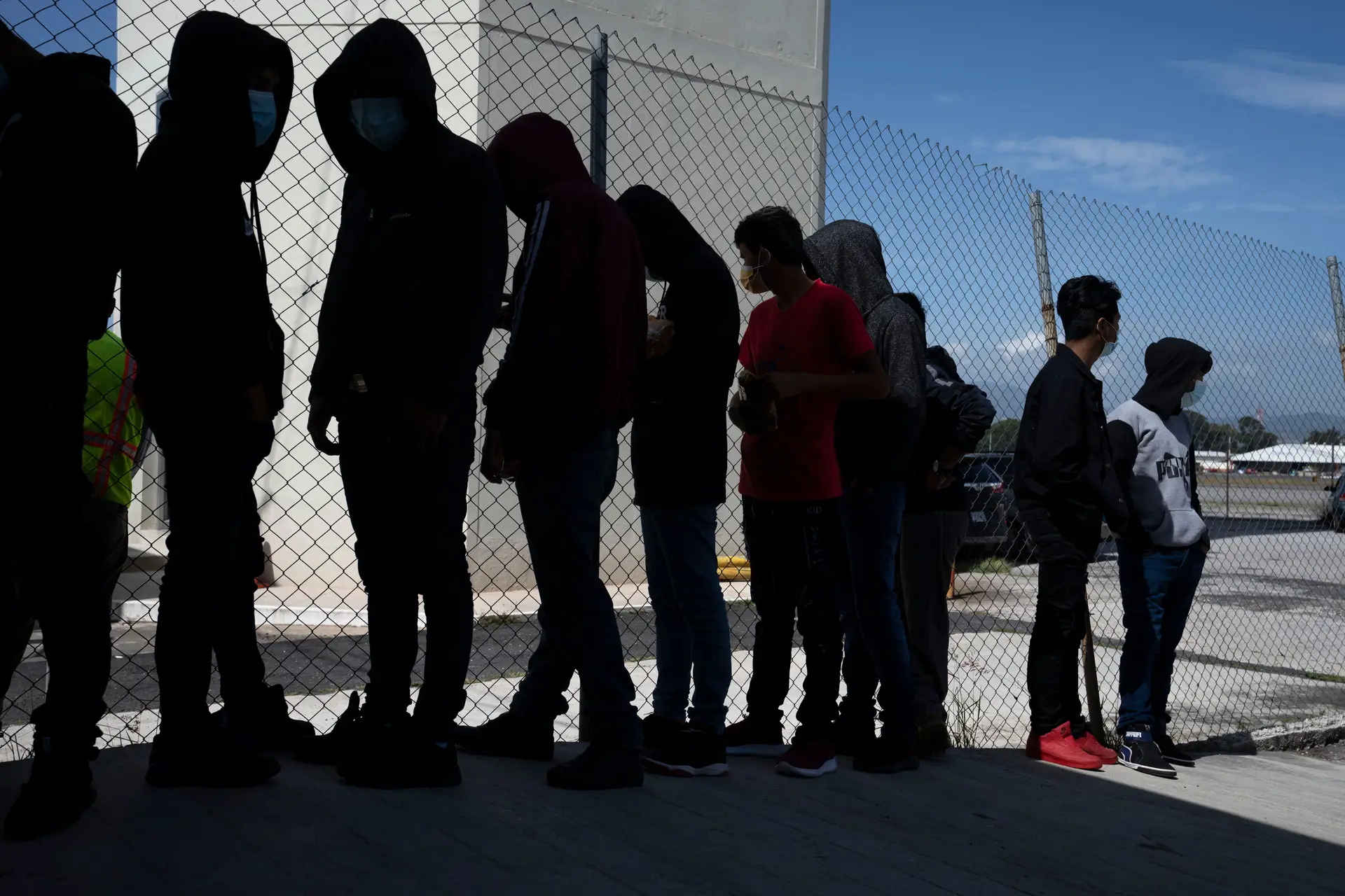 Autoridades mexicanas resgatam 327 migrantes em condições desumanas