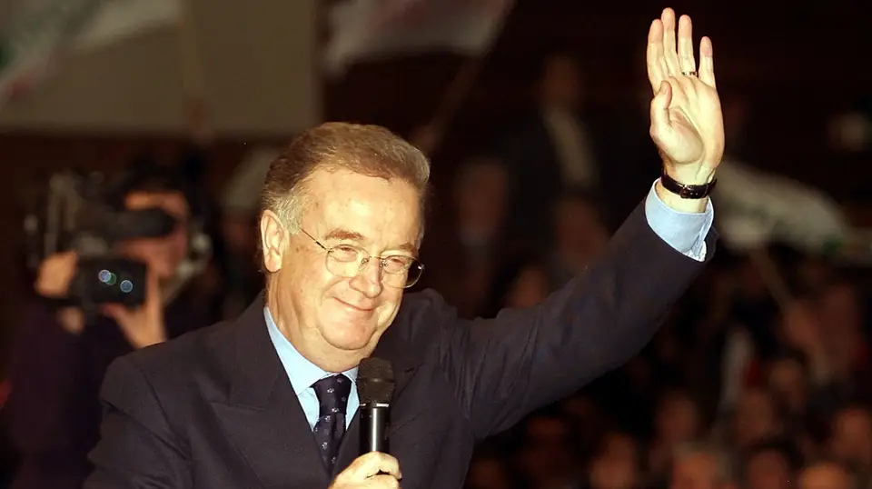 12 janeiro 2001 - O Presidente e candidato presidencial, Jorge Sampaio, acena aos apoiantes no último evento da campanha eleitoral, em Lisboa.
