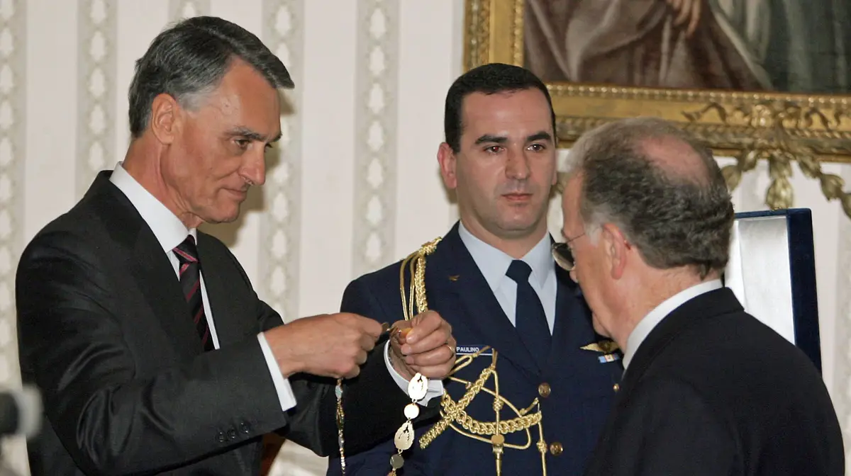 9 março 2006 - O Presidente da República, Aníbal Cavaco Silva, agracia o antecessor, Jorge Sampaio, com o Grande-Colar da Ordem da Liberdade.