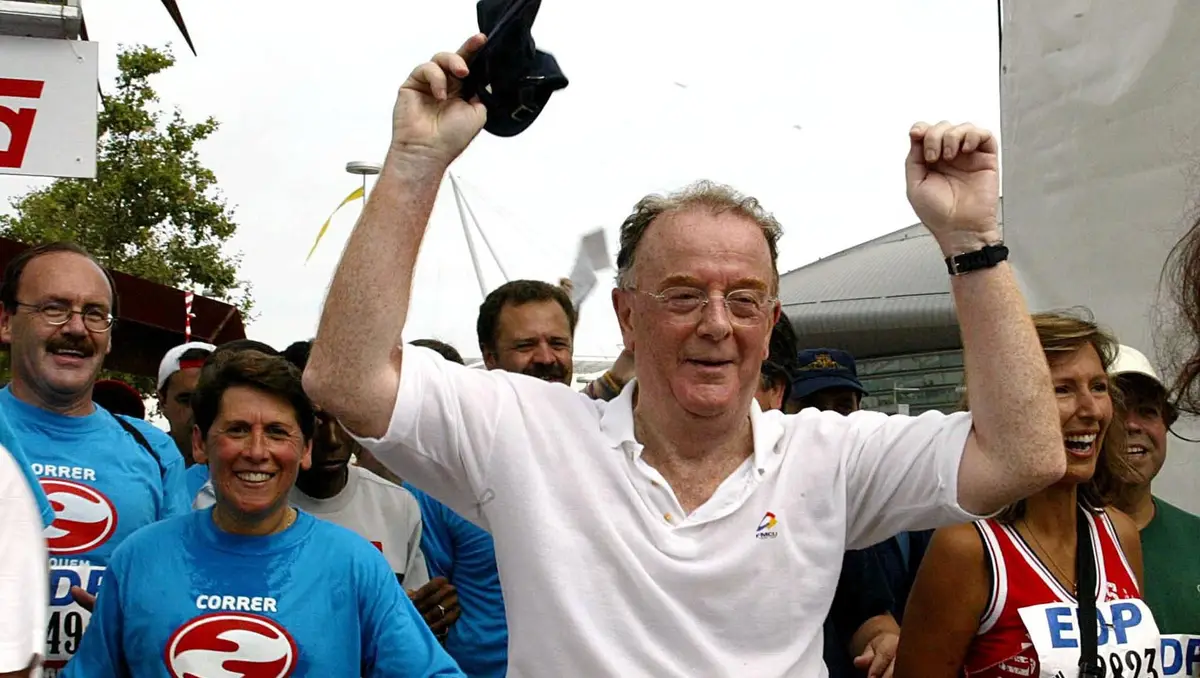 29 setembro 2002 - O Presidente Jorge Sampaio cruza a meta da meia-maratona de Lisboa.