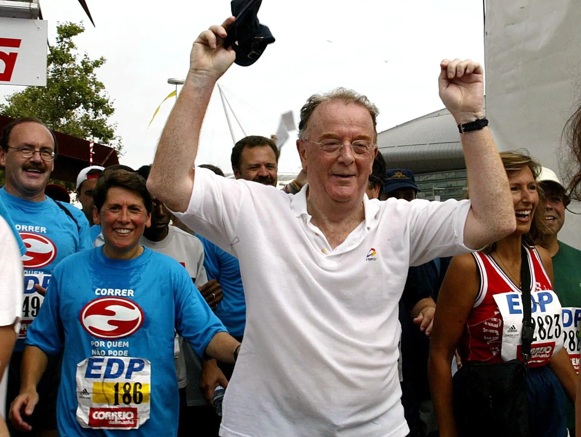 29 setembro 2002 - O Presidente Jorge Sampaio cruza a meta da meia-maratona de Lisboa.
