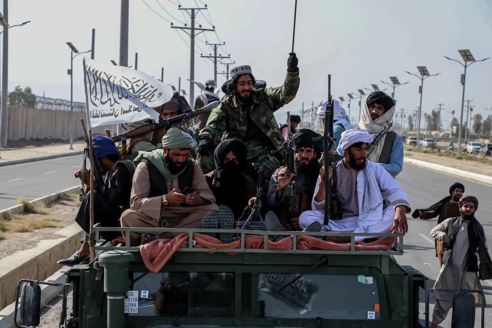 Talibã fazem grande desfile em Kandahar com veículos militares dos EUA