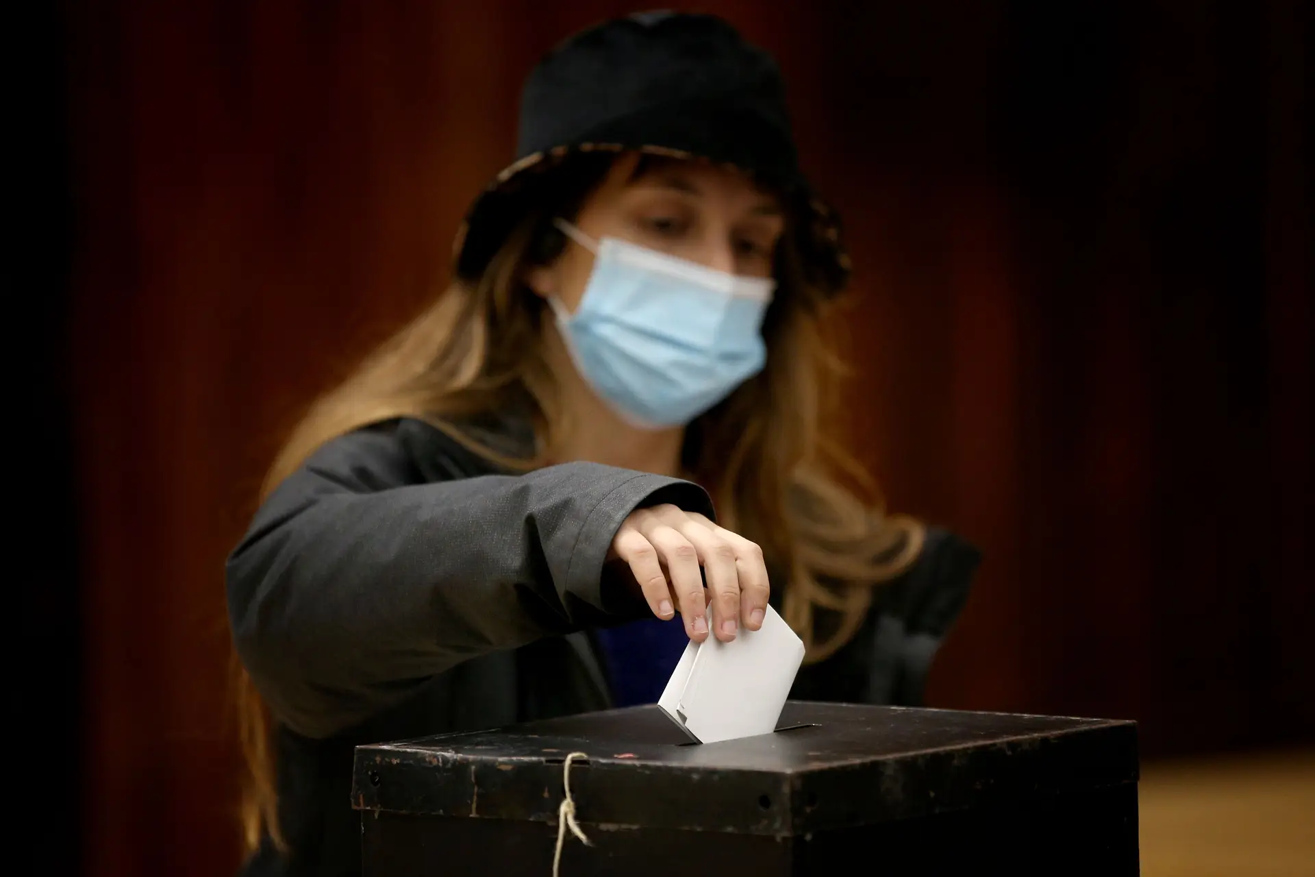 Eleitora a colocar o voto na urna durante as eleições Presidenciais 2021.