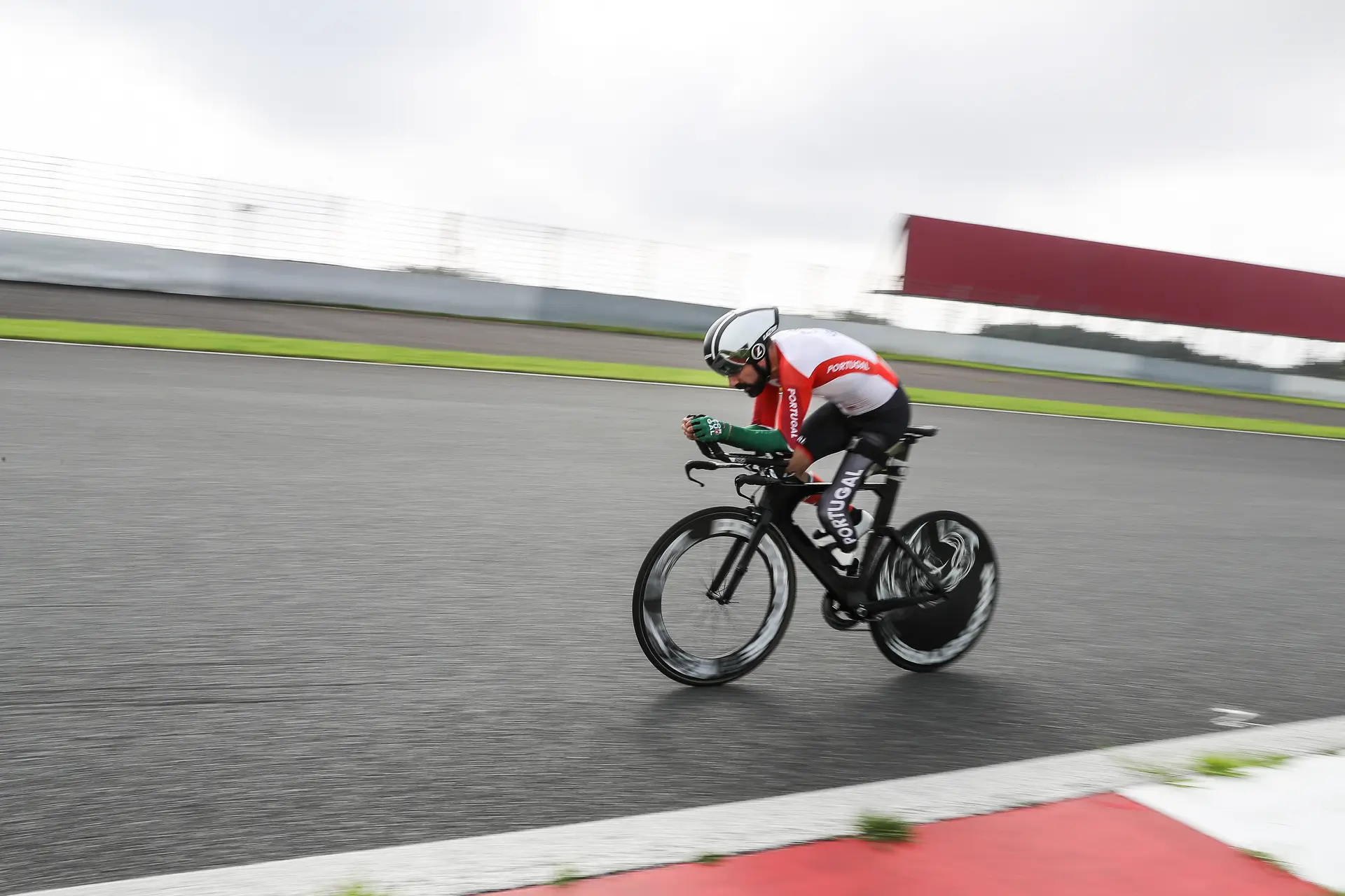 O atleta português, Telmo Pinão em ação durante o contrarrelógio da prova de ciclismo C2, no Autódromo Internacional de Fuji, nos jogos Paralímpicos de Toquio 2020, Japão.
