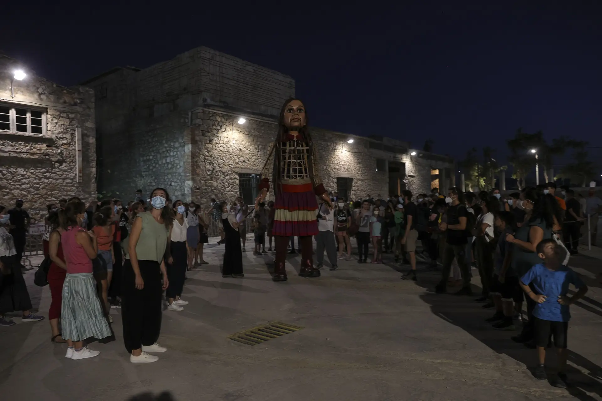 "Amal": a viagem de uma marioneta gigante carregada de esperança