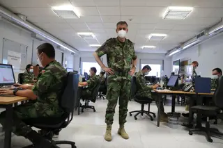 O vice-almirante e coordenador da task-force para a vacinação, Gouveia e Melo, na sala de operações da sede em Carcavelos, Oeiras.