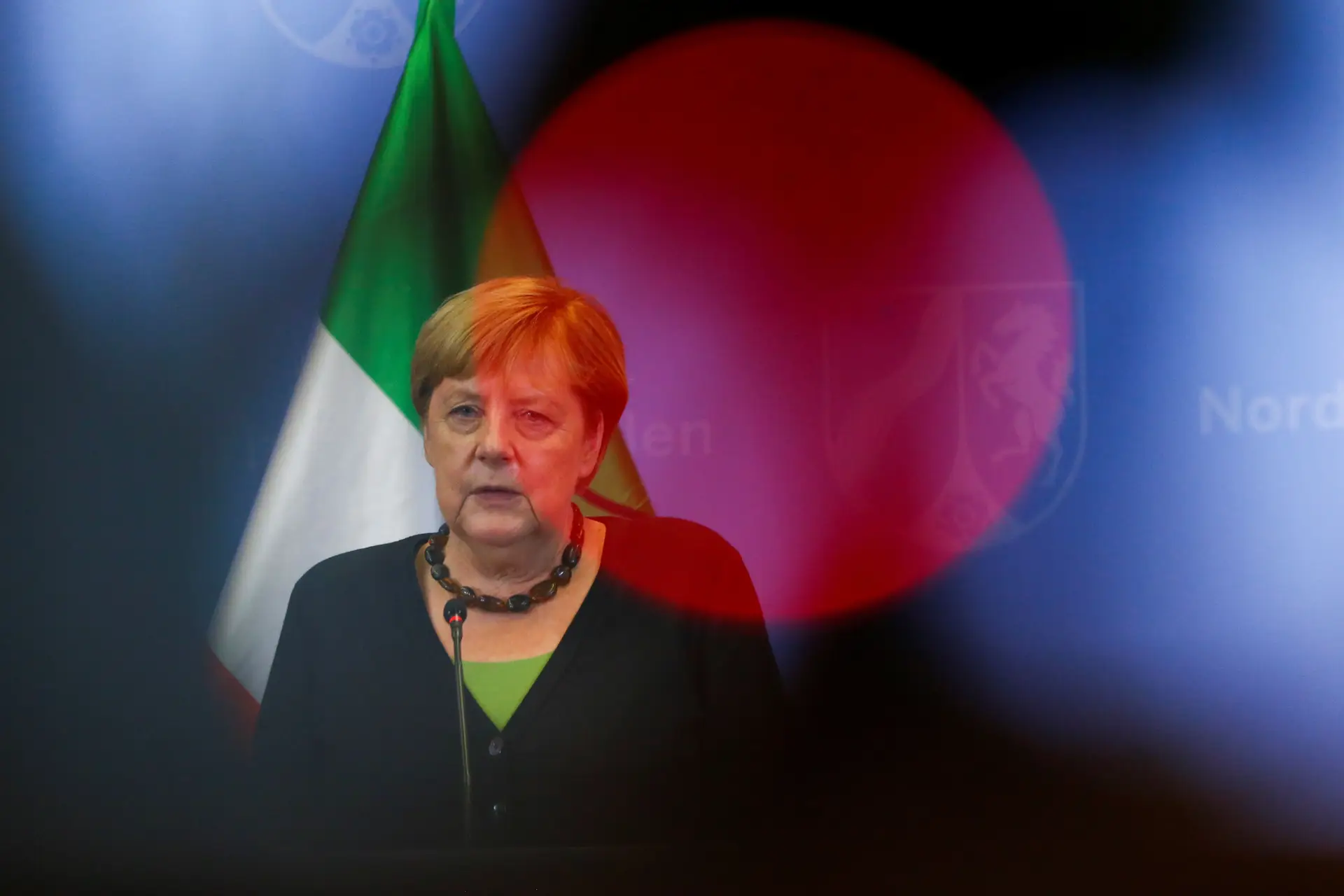 Afeganistão. Angela Merkel apela ao diálogo com talibãs para continuar retirada de alemães