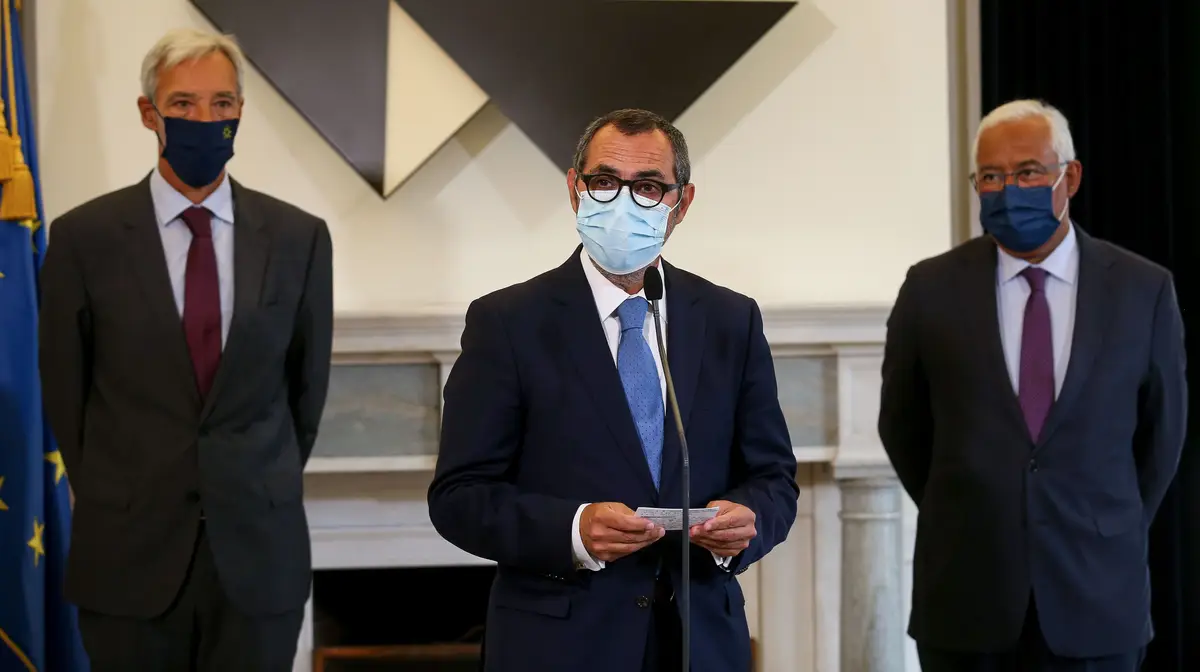 O primeiro ministro António Costa, acompanhado pelo ministro da defesa, João Gomes Cravinho, durante a cerimónia de tomada de posse do Secretário-geral dos Serviços de Segurança Interna, Embaixador Paulo Vizeu Pinheiro.