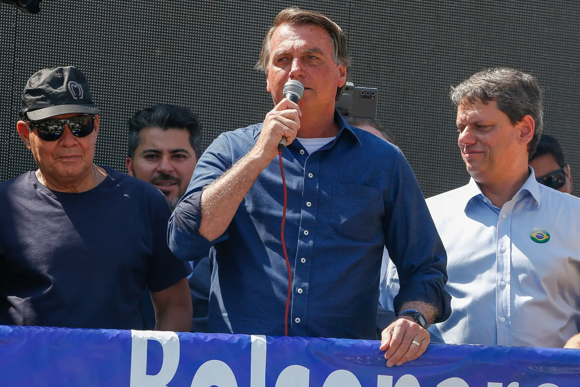 Manifestação contra Bolsonaro junta uma centena em Lisboa