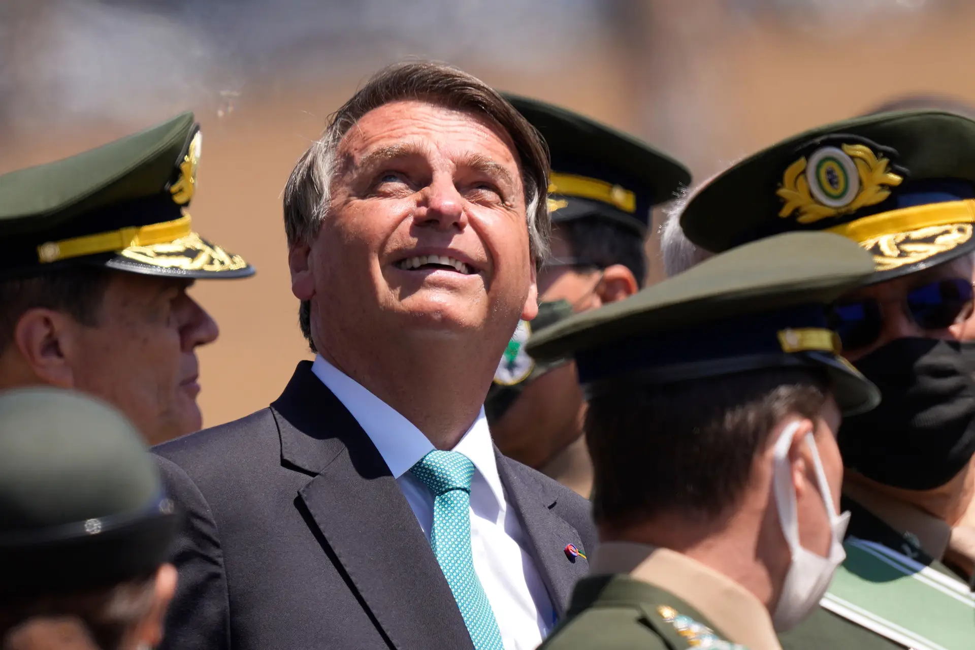 Bolsonaro recua e atribui ameaças que fez ao "calor do momento"
